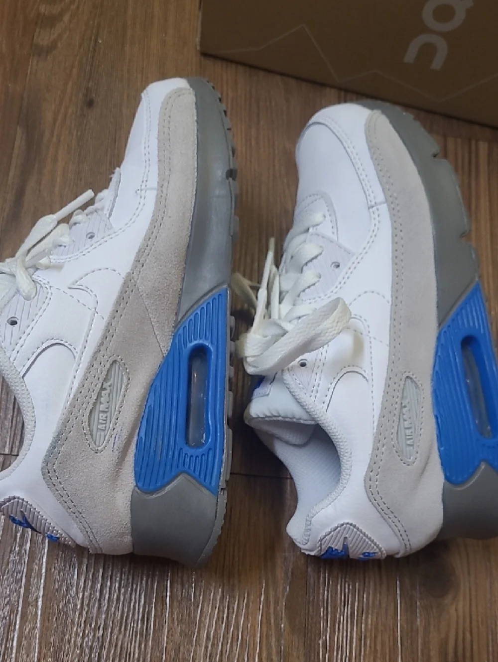 Nike Kids White and Blue Low-Top Sneakers‎